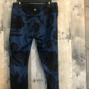 Lululemon blue and black crop flowers size 6